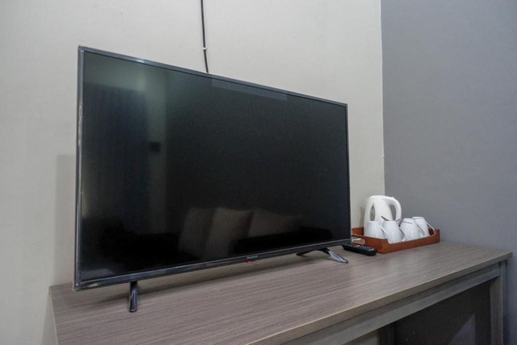 TV a/nebo společenská místnost v ubytování Urbanview Resort Kampoeng Media Yogyakarta by RedDoorz