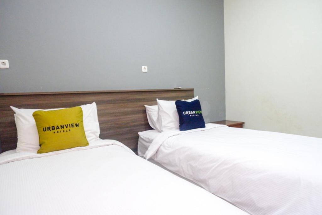 Postel nebo postele na pokoji v ubytování Urbanview Resort Kampoeng Media Yogyakarta by RedDoorz