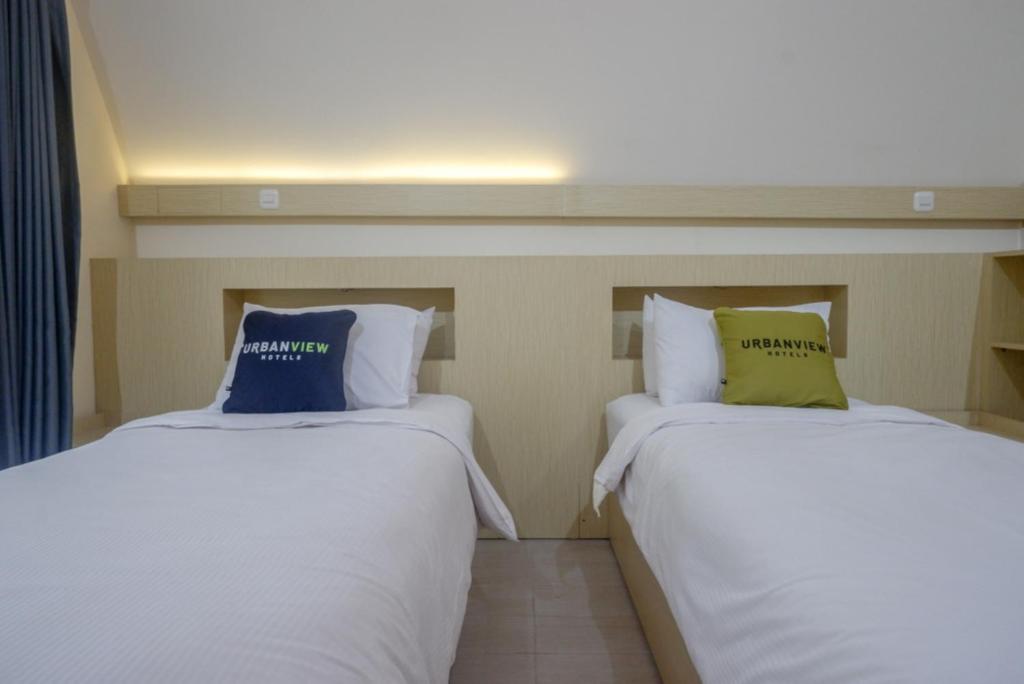 Postel nebo postele na pokoji v ubytování Urbanview Resort Kampoeng Media Yogyakarta by RedDoorz