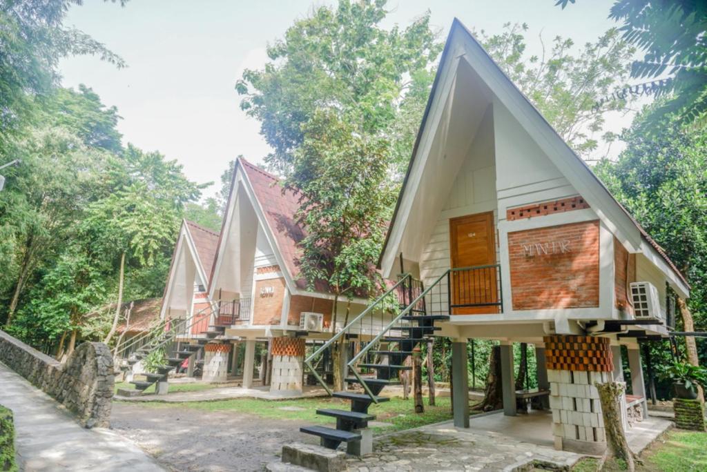 NgaglikにあるUrbanview Resort Kampoeng Media Yogyakarta by RedDoorzの階段付きの家