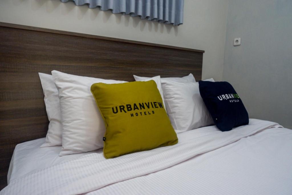 Postel nebo postele na pokoji v ubytování Urbanview Resort Kampoeng Media Yogyakarta by RedDoorz