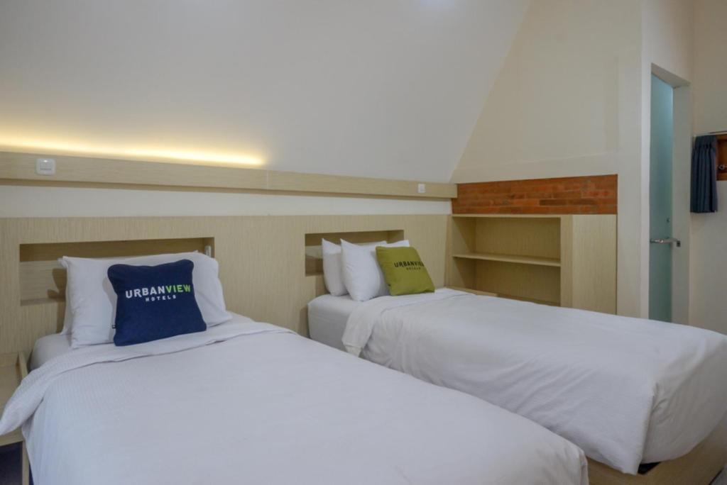 Postel nebo postele na pokoji v ubytování Urbanview Resort Kampoeng Media Yogyakarta by RedDoorz