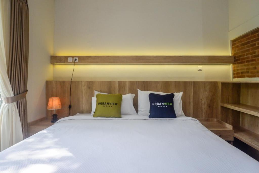 Postel nebo postele na pokoji v ubytování Urbanview Resort Kampoeng Media Yogyakarta by RedDoorz