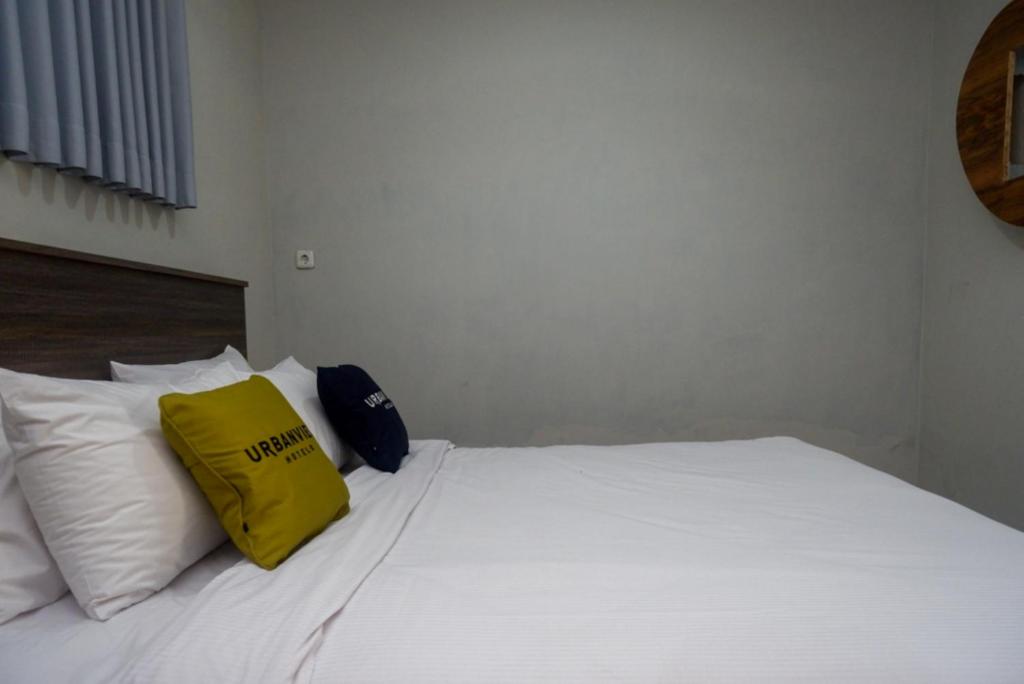 Postel nebo postele na pokoji v ubytování Urbanview Resort Kampoeng Media Yogyakarta by RedDoorz