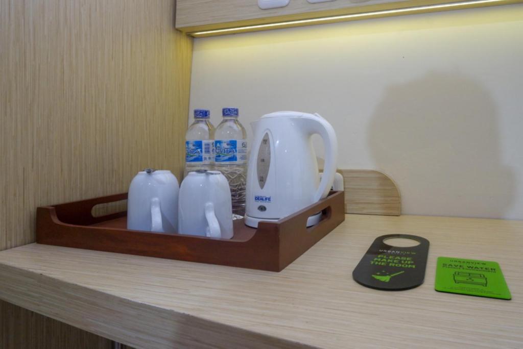 Příslušenství pro přípravu čaje a kávy v ubytování Urbanview Resort Kampoeng Media Yogyakarta by RedDoorz
