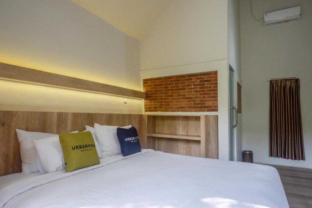 Postel nebo postele na pokoji v ubytování Urbanview Resort Kampoeng Media Yogyakarta by RedDoorz