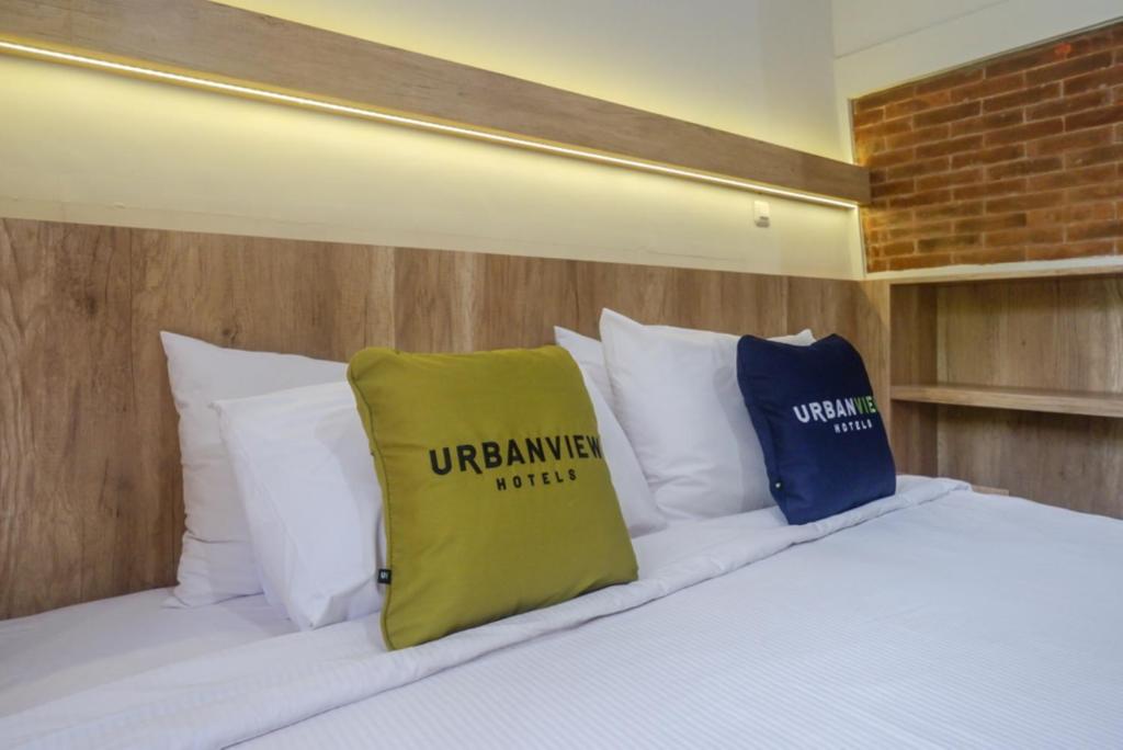 Postel nebo postele na pokoji v ubytování Urbanview Resort Kampoeng Media Yogyakarta by RedDoorz