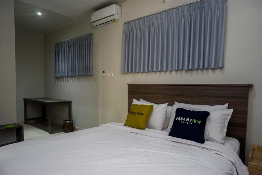 Postel nebo postele na pokoji v ubytování Urbanview Resort Kampoeng Media Yogyakarta by RedDoorz