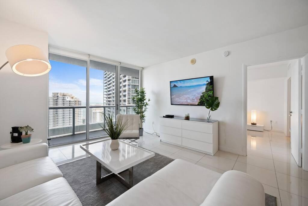 sala de estar con sofá blanco y mesa en Iconic Icon W Unit - Pool & Ocean Views, en Miami