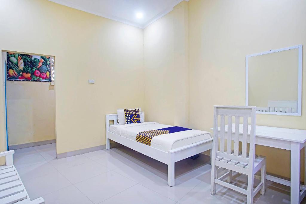 Een bed of bedden in een kamer bij OYO Life 91306 Bae Homestay Syariah