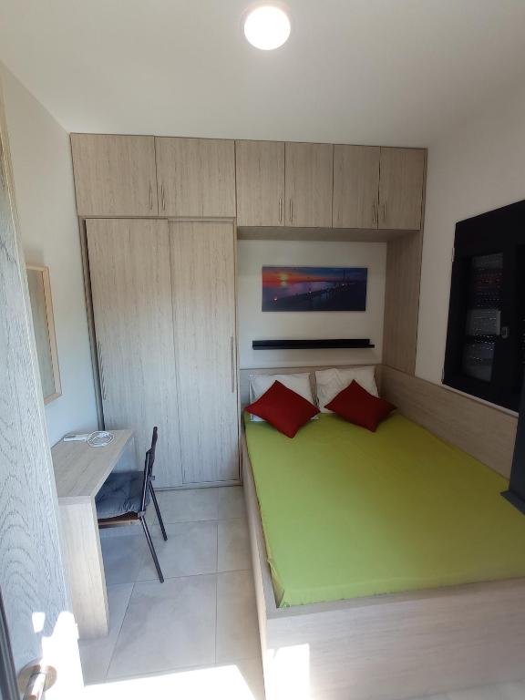 Posteľ alebo postele v izbe v ubytovaní Nikos & Patras Houses