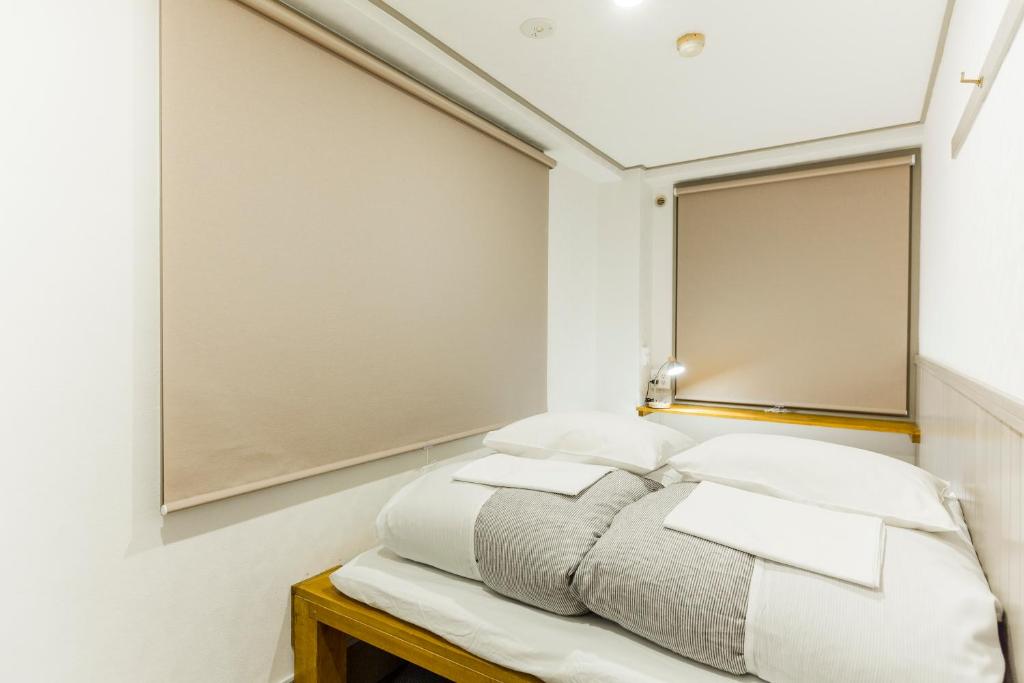 Postel nebo postele na pokoji v ubytování Shinagawa-shuku Guest House & Tours