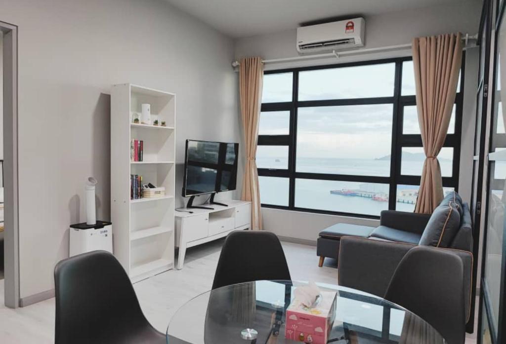 TV a/nebo společenská místnost v ubytování JESSELTON QUAY SEA VIEW