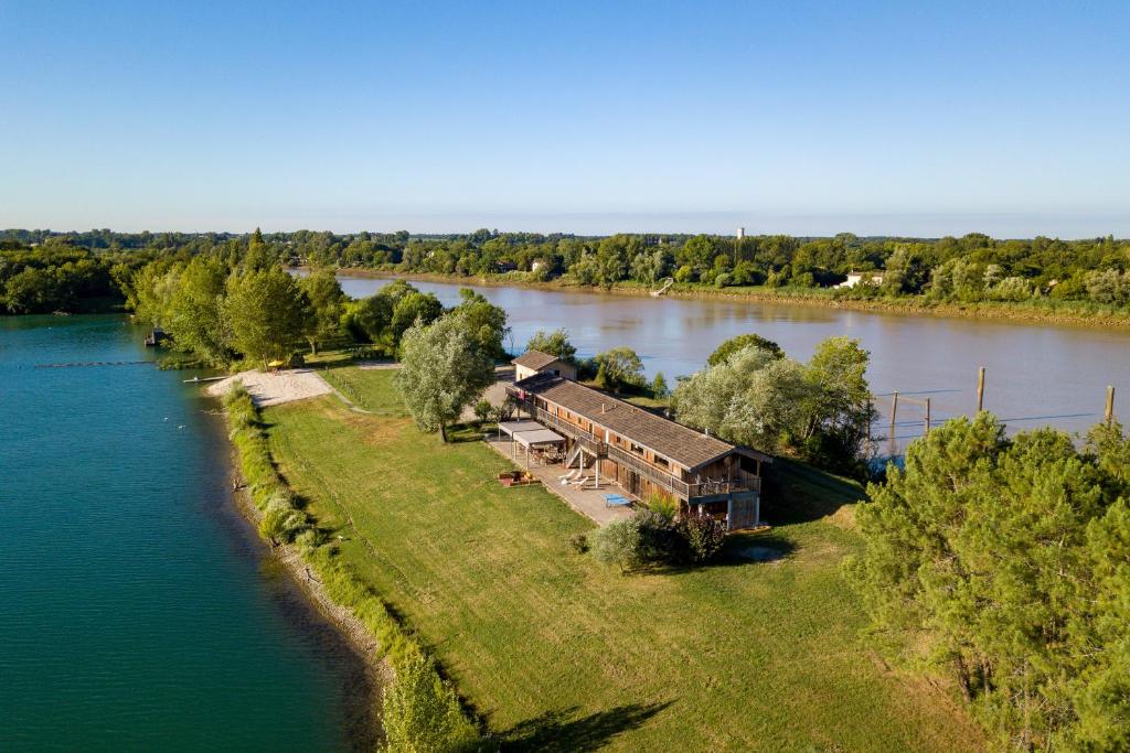 eine Luftansicht eines Hauses auf einer Insel in einem Fluss in der Unterkunft Au bord de l'eau - Grande maison - Baurech Insolite in Baurech