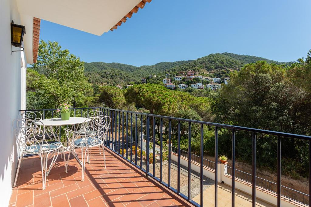 balcón con mesa, sillas y vistas en Hidden paradise in Costa Brava, en Canyet de Mar