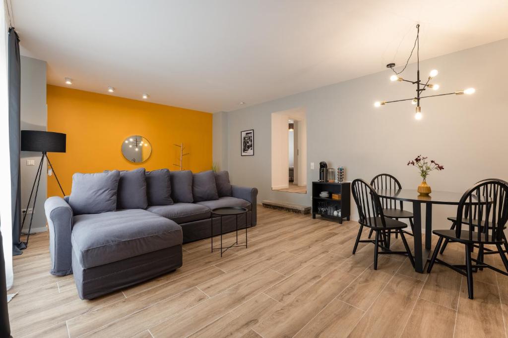 a living room with a couch and a table at Moderne & schöne Apartments zwischen Altstadt und Stadtpark in Nürnberg