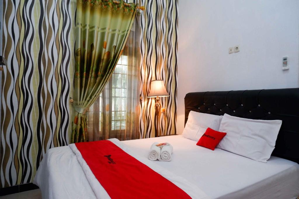 Ліжко або ліжка в номері RedDoorz Syariah near RS Mitra Siaga