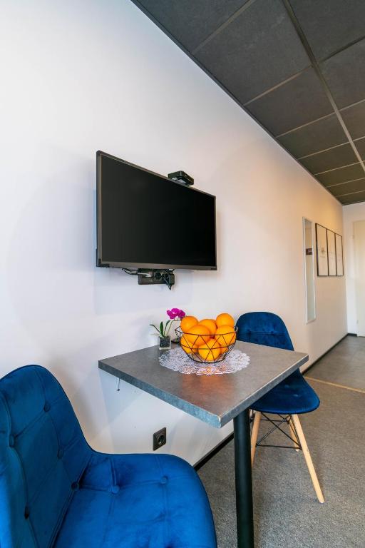 TV a/nebo společenská místnost v ubytování Apartments24 Ilu