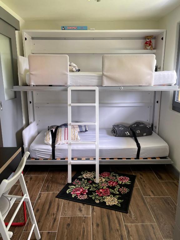 a room with two bunk beds and a rug at Appartement 2-pieces à Verbier in Verbier