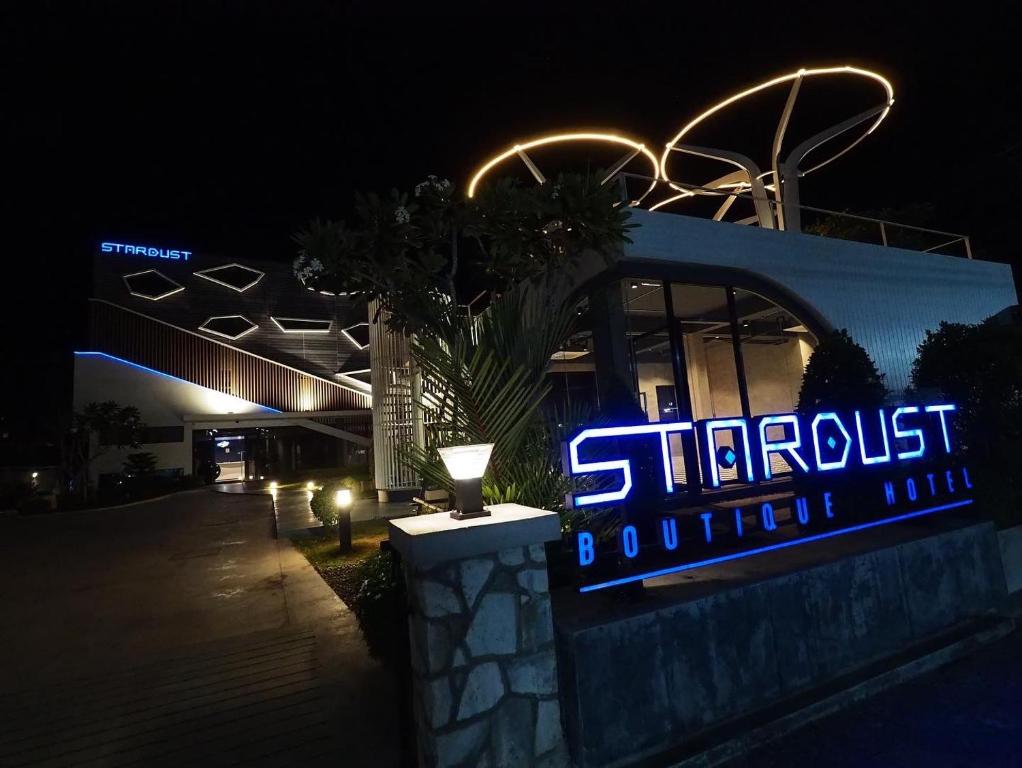 un edificio de estrellas por la noche con una señal azul en Stardust Boutique Hotel en Hua Hin