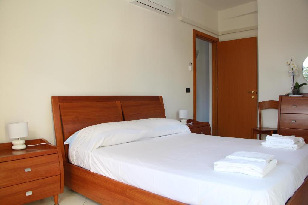 1 dormitorio con 1 cama con 2 toallas en B&B Lidia, en Termoli