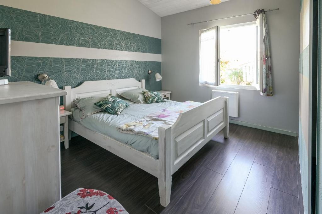 Łóżko lub łóżka w pokoju w obiekcie Maison agréable et tranquille