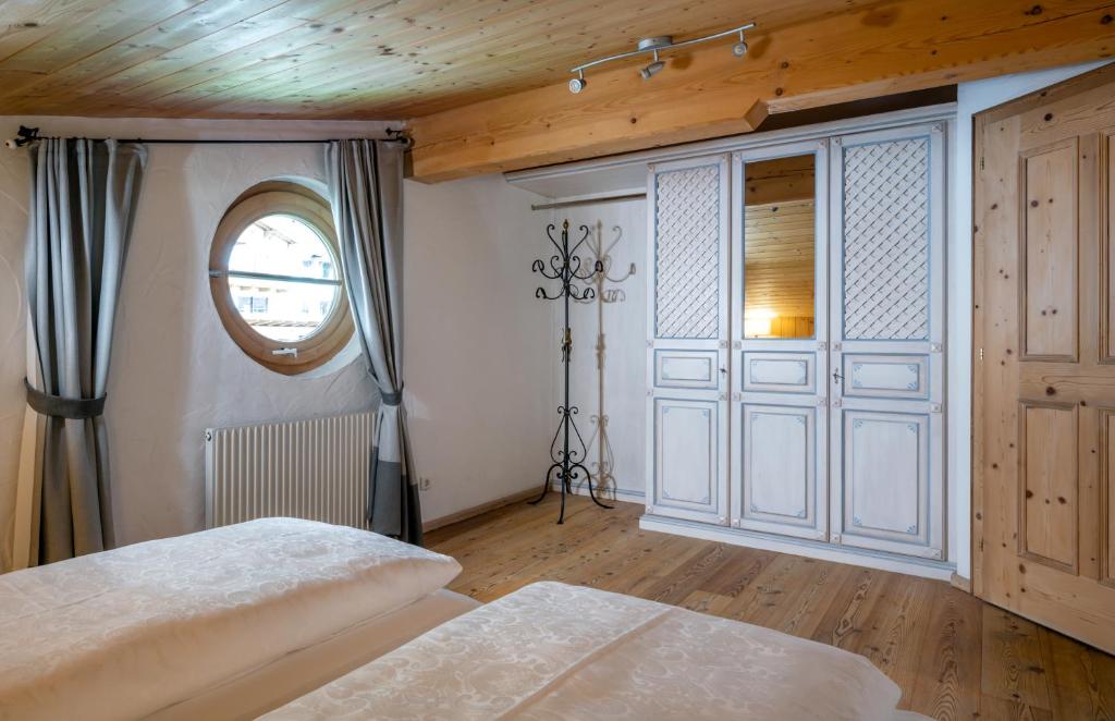 Postel nebo postele na pokoji v ubytování "Quality Hosts Arlberg" Hotel zur Pfeffermühle