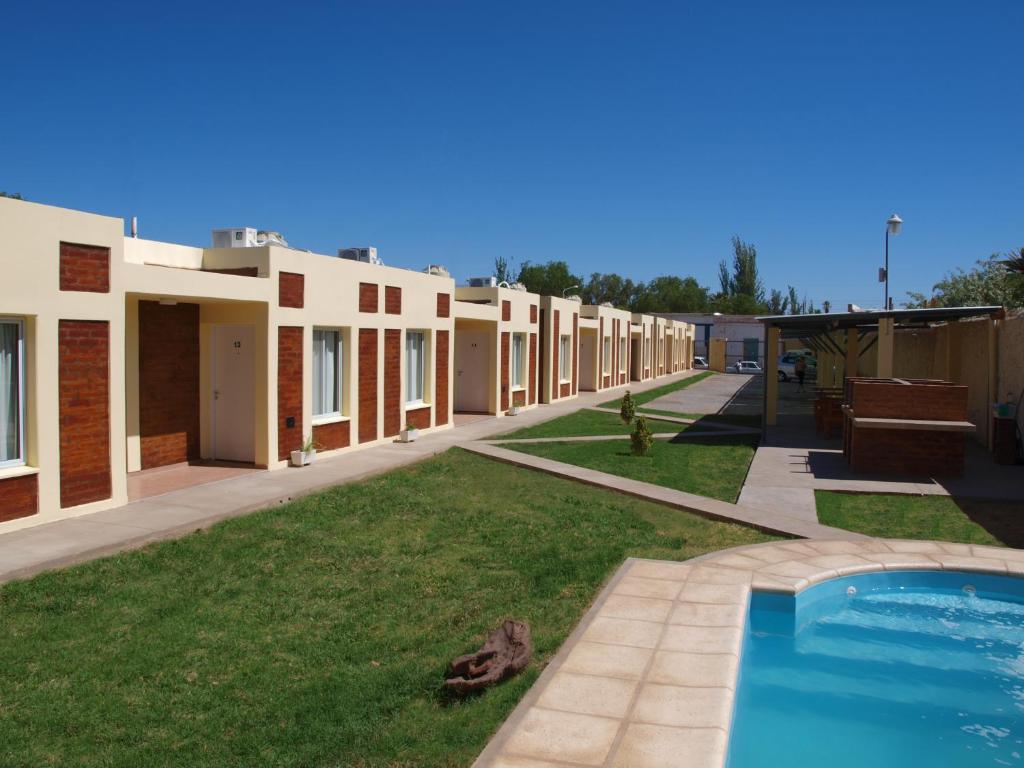 uma fila de casas com um quintal e uma piscina em Apart C&C Jáchal em San José de Jáchal