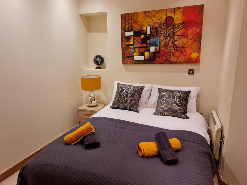 een slaapkamer met een bed met twee slippers erop bij Executive Central Apartment in Sunderland