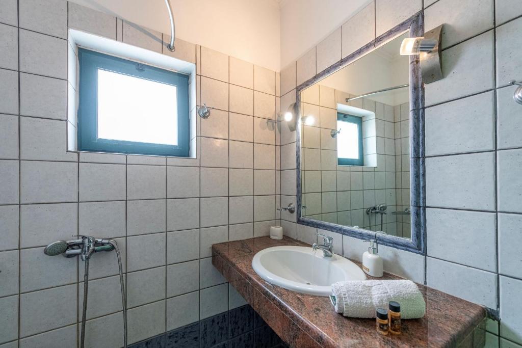 Koupelna v ubytování J Studios - Kineta Seaside Retreats