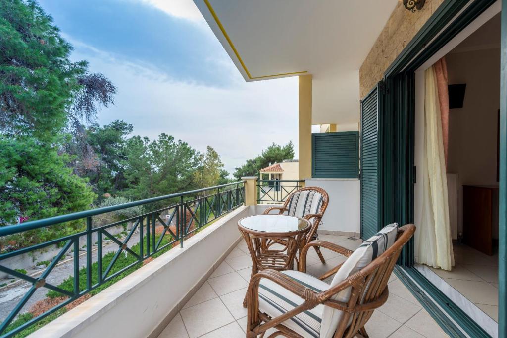 Balkón nebo terasa v ubytování J Studios - Kineta Seaside Retreats