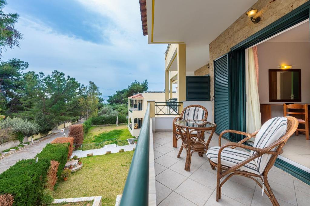 Balkón nebo terasa v ubytování J Studios - Kineta Seaside Retreats