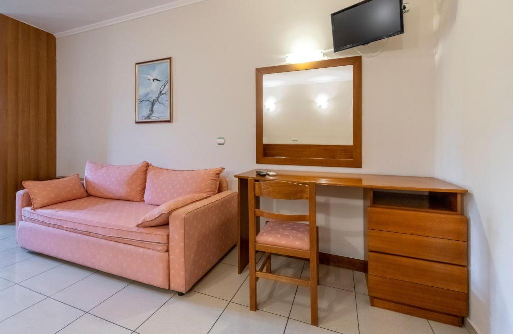 TV a/nebo společenská místnost v ubytování J Studios - Kineta Seaside Retreats