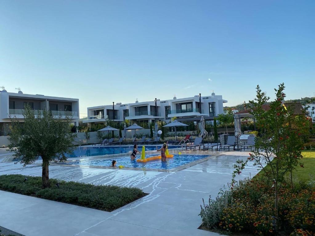 Bazén v ubytování Olea Luxury Apartments nebo v jeho okolí