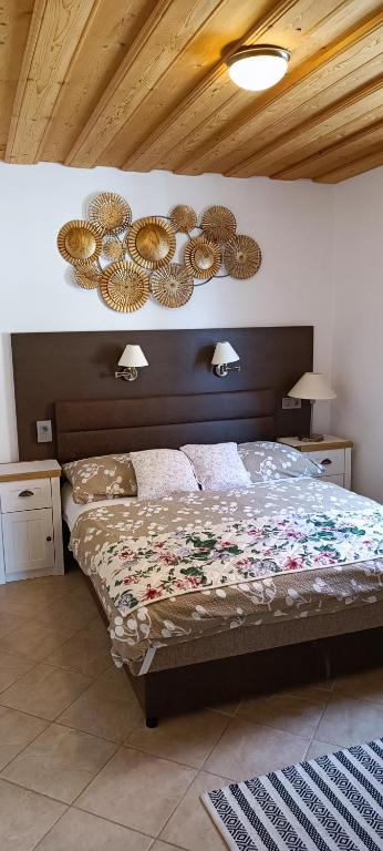 A bed or beds in a room at Rózsa Apartman Zalakaros