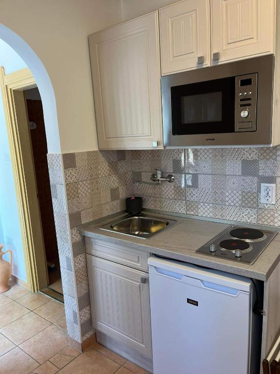 A kitchen or kitchenette at Rózsa Apartman Zalakaros