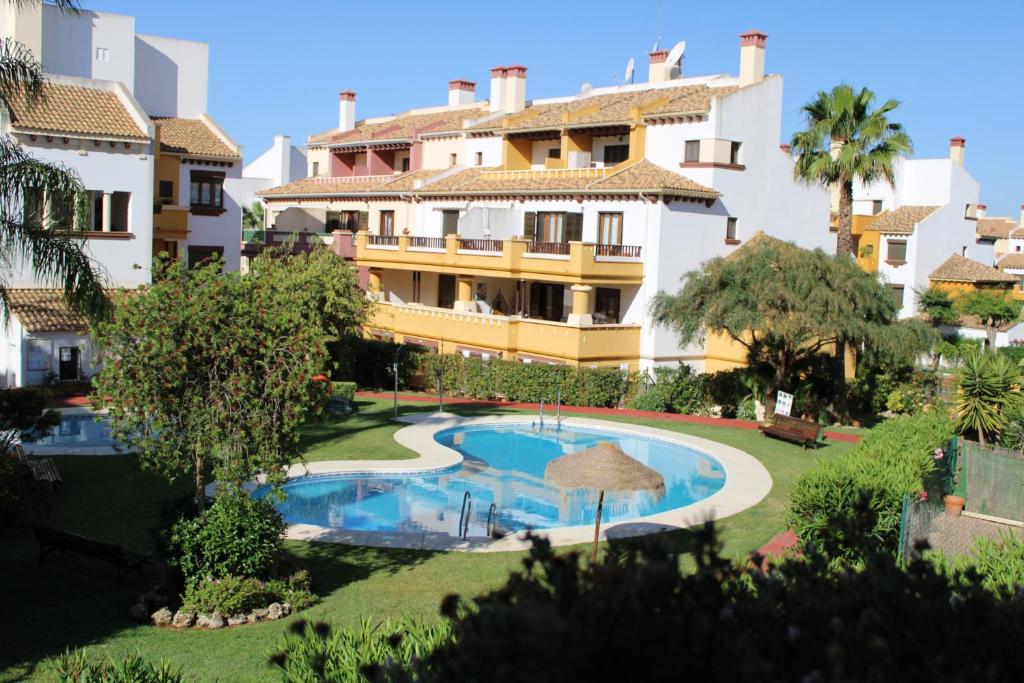 una vista aérea de un complejo con piscina en Marina Esuri. Bonito apartamento junto al Algarve portugués y 10 minutos de Isla Canela. en Huelva