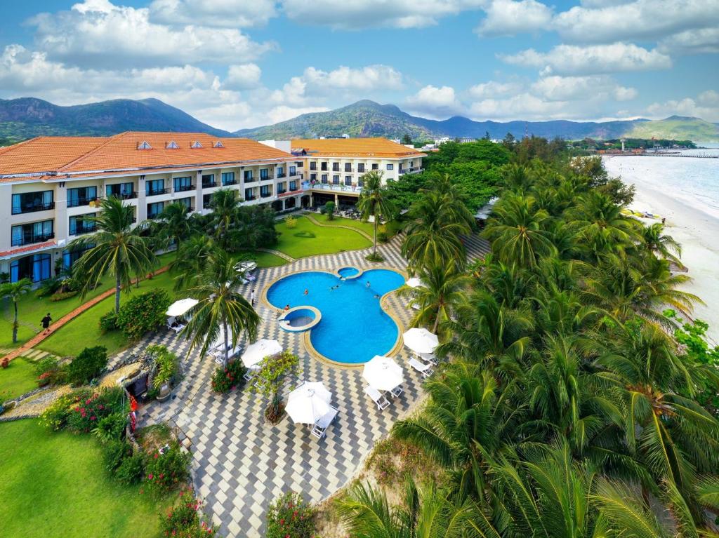 z góry widok na ośrodek z basenem i palmami w obiekcie Con Dao Resort w mieście Con Dao