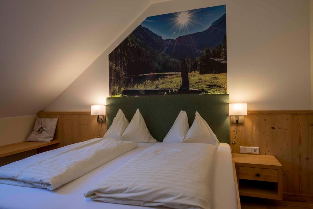 Postel nebo postele na pokoji v ubytování Landhotel Pacher