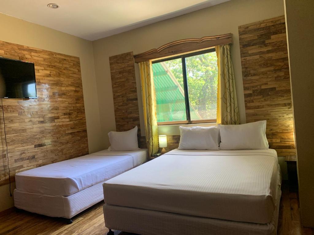Postel nebo postele na pokoji v ubytování Mabini Hotel