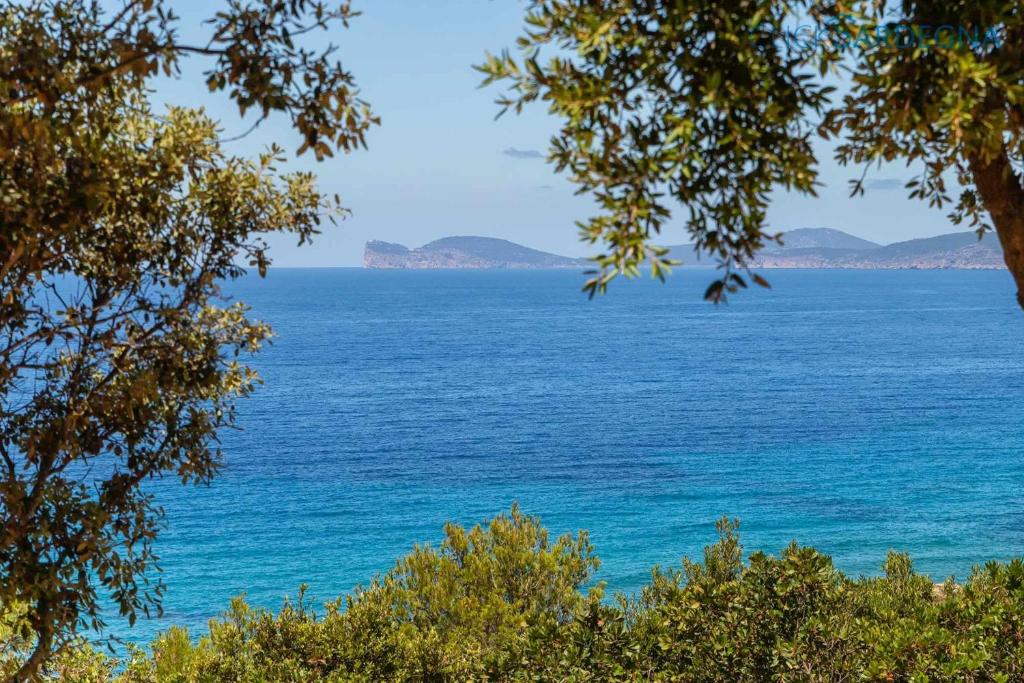 Zdjęcie z galerii obiektu Villa Juliette con vista spettacolare ridosso del mare w mieście Alghero