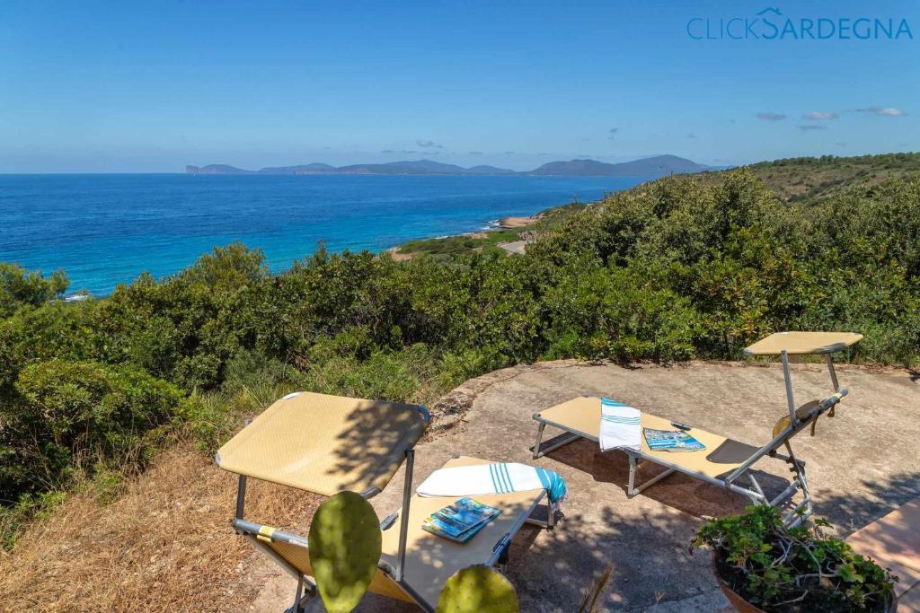 Zdjęcie z galerii obiektu Villa Juliette con vista spettacolare ridosso del mare w mieście Alghero