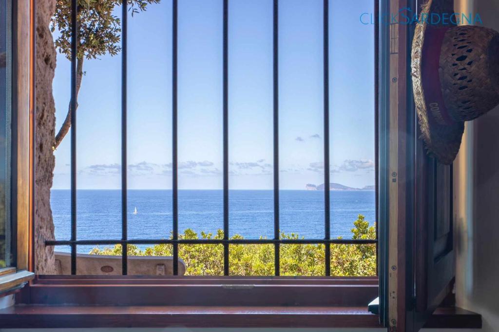 Zdjęcie z galerii obiektu Villa Juliette con vista spettacolare ridosso del mare w mieście Alghero