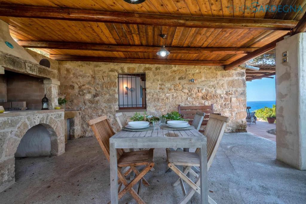 Zdjęcie z galerii obiektu Villa Juliette con vista spettacolare ridosso del mare w mieście Alghero