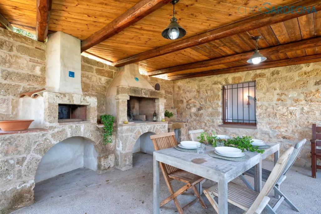 Zdjęcie z galerii obiektu Villa Juliette con vista spettacolare ridosso del mare w mieście Alghero