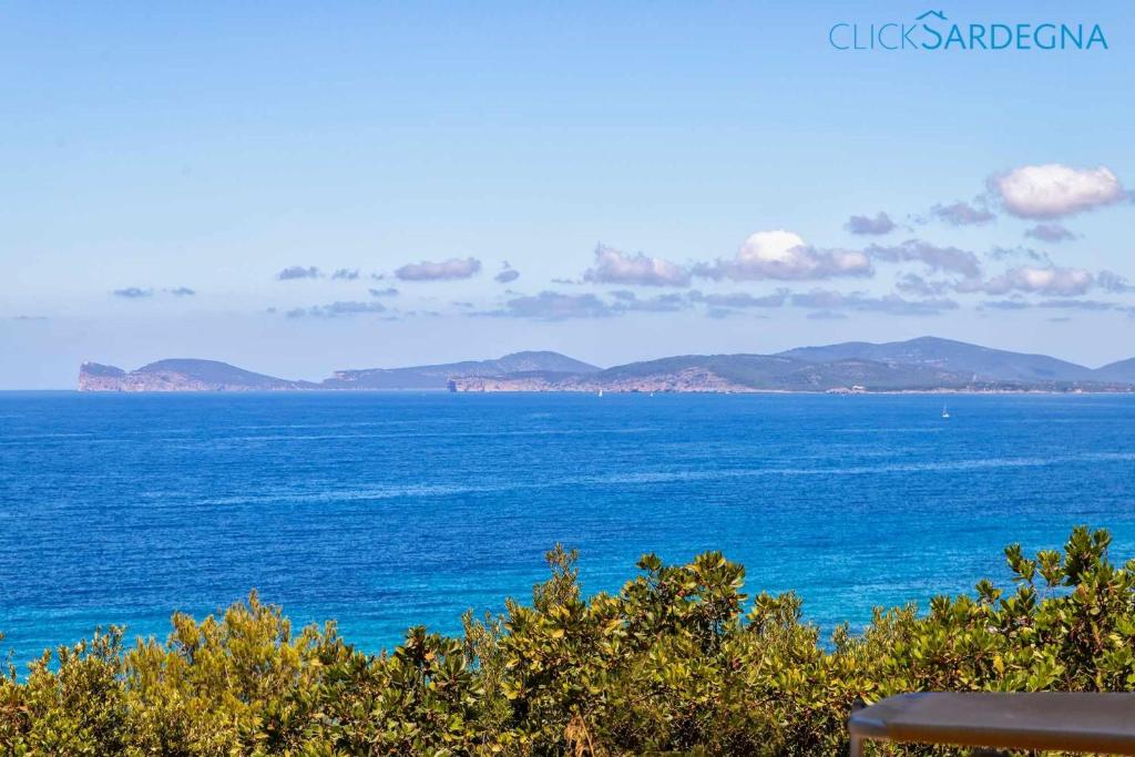 Zdjęcie z galerii obiektu Villa Juliette con vista spettacolare ridosso del mare w mieście Alghero