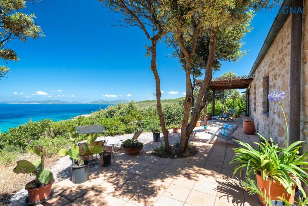 Zdjęcie z galerii obiektu Villa Juliette con vista spettacolare ridosso del mare w mieście Alghero
