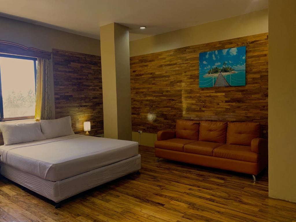 Postel nebo postele na pokoji v ubytování Mabini Hotel