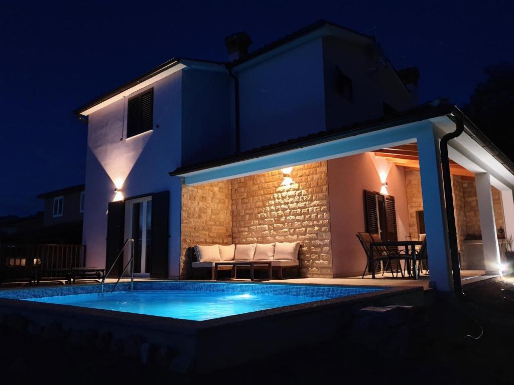 Bazén v ubytovaní Villa El Istria alebo v jeho blízkosti