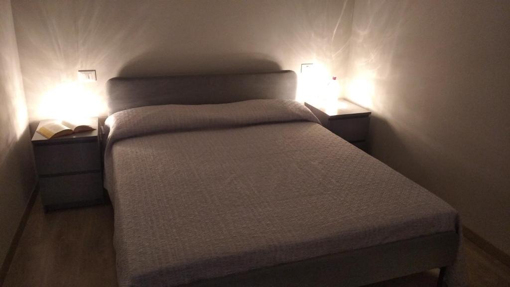 sypialnia z łóżkiem z dwoma światłami w obiekcie La Dimora Cappucci w mieście Lanciano